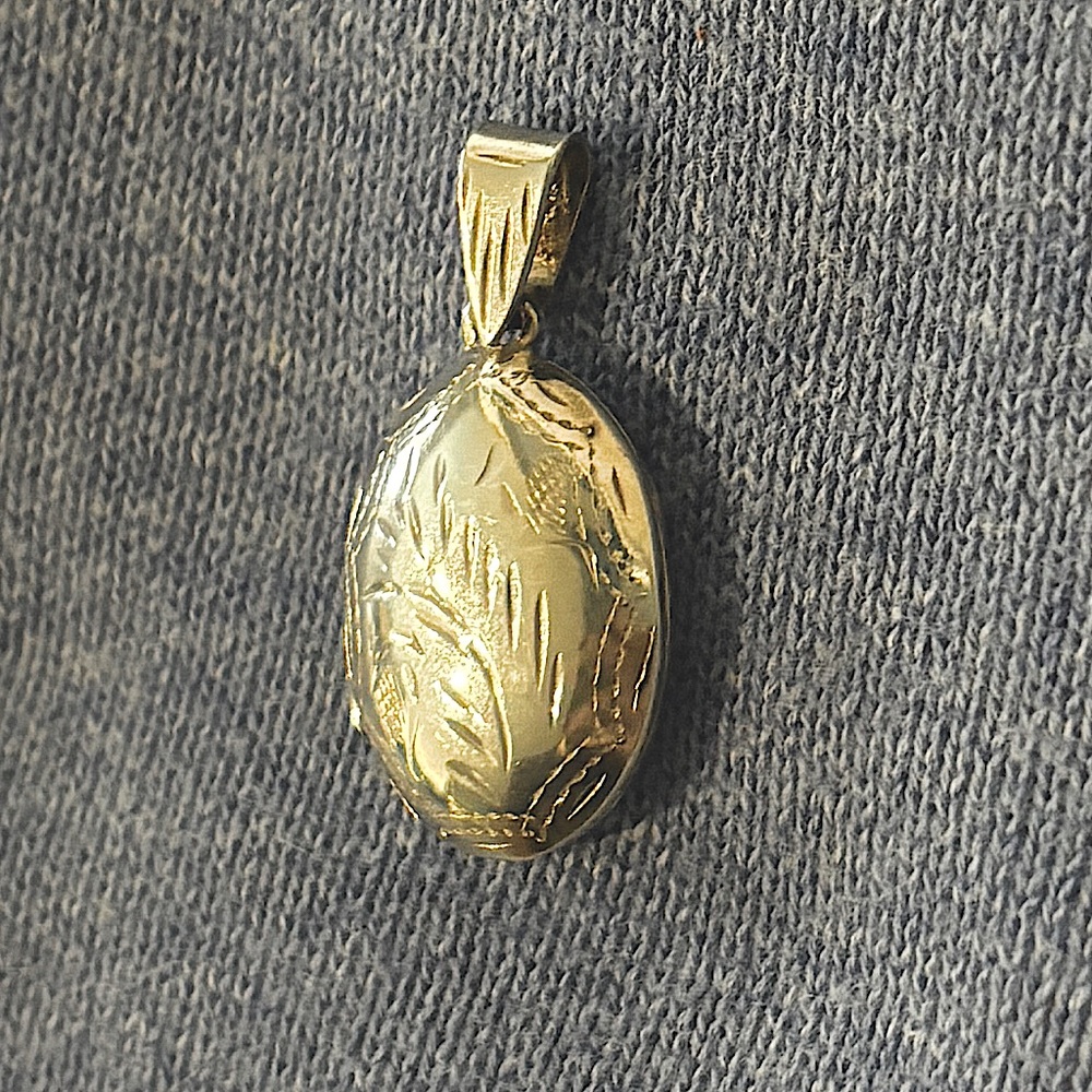 Stunning Engraved Locket (Lg, Silver)